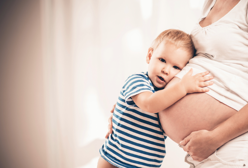 Hijo con madre embarazada